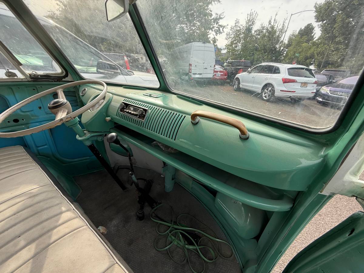 Volkwagen-bus-type-2-1970-green-16