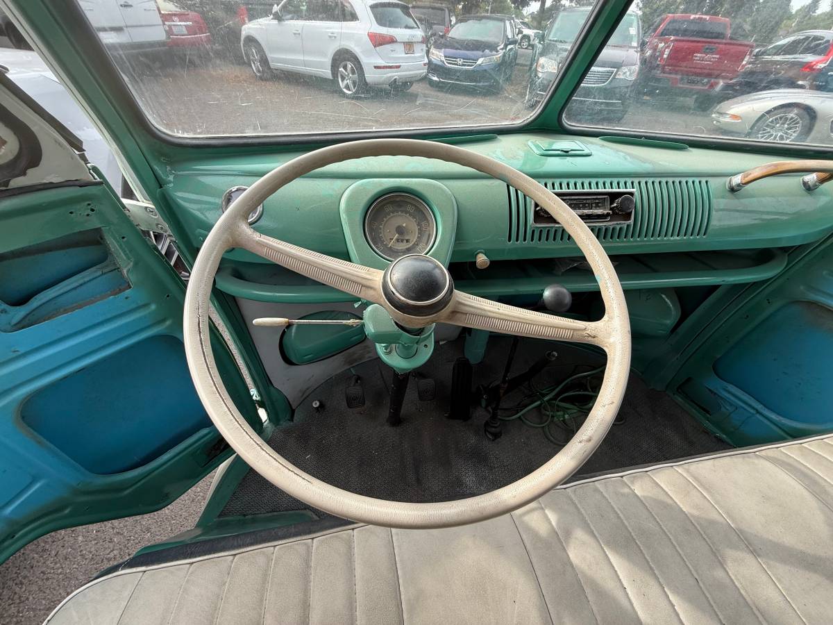 Volkwagen-bus-type-2-1970-green-19