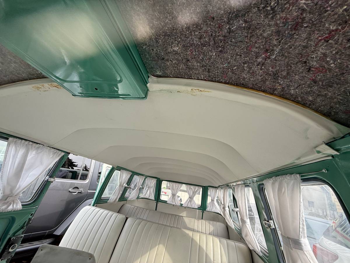 Volkwagen-bus-type-2-1970-green-21