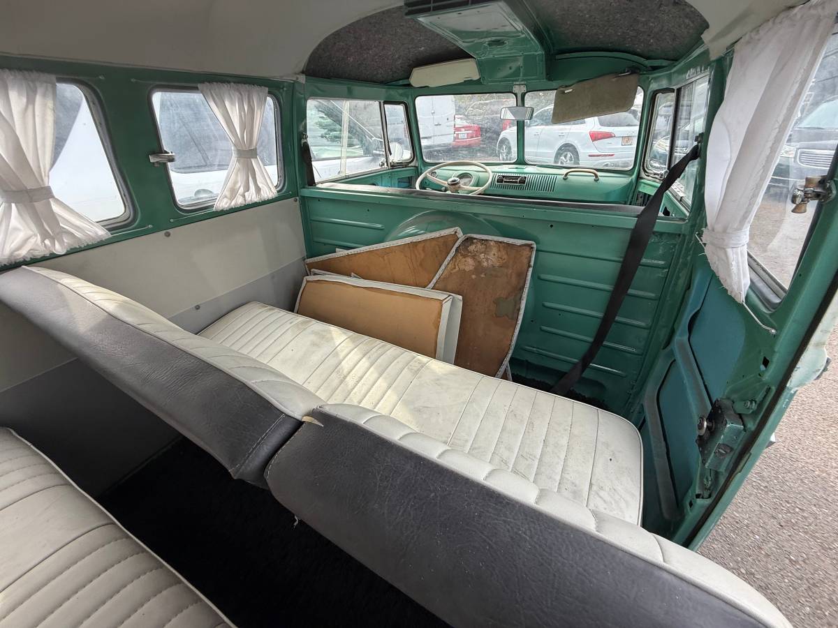 Volkwagen-bus-type-2-1970-green-4