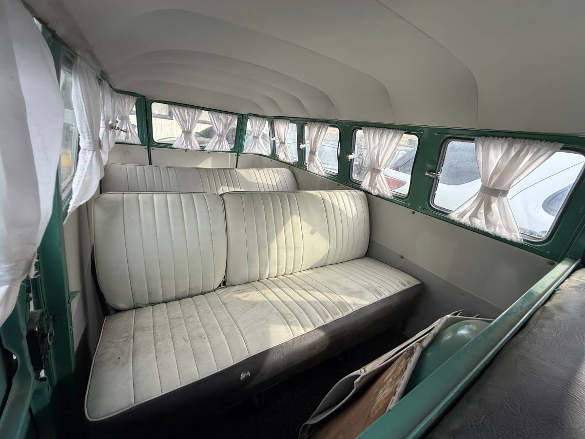 Volkwagen-bus-type-2-1970-green-5