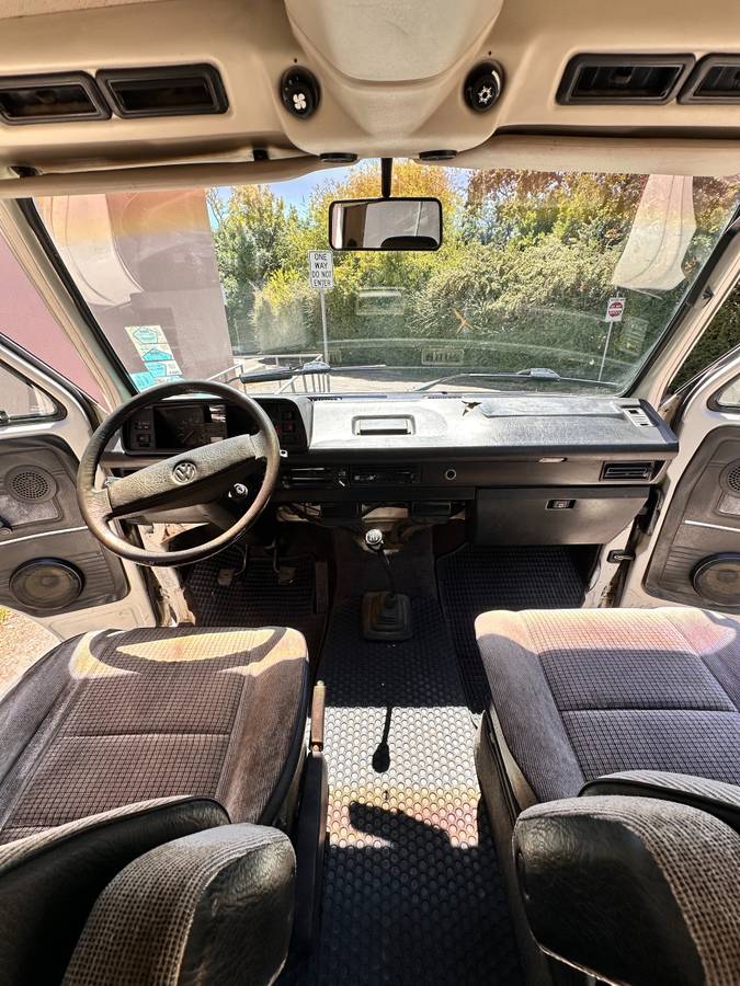 Volkwagon-vanagon-1986-white-8