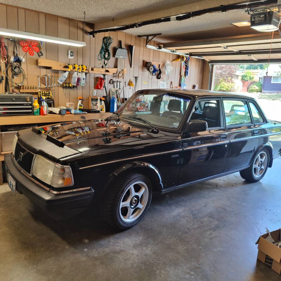Volvo-1993-black-1
