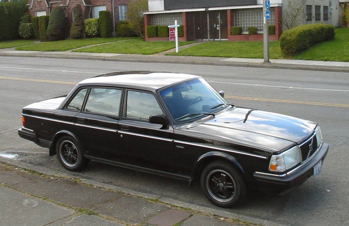 Volvo-1993-black-3