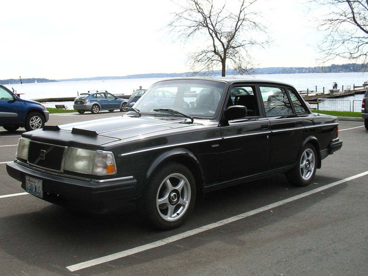 Volvo-1993-black
