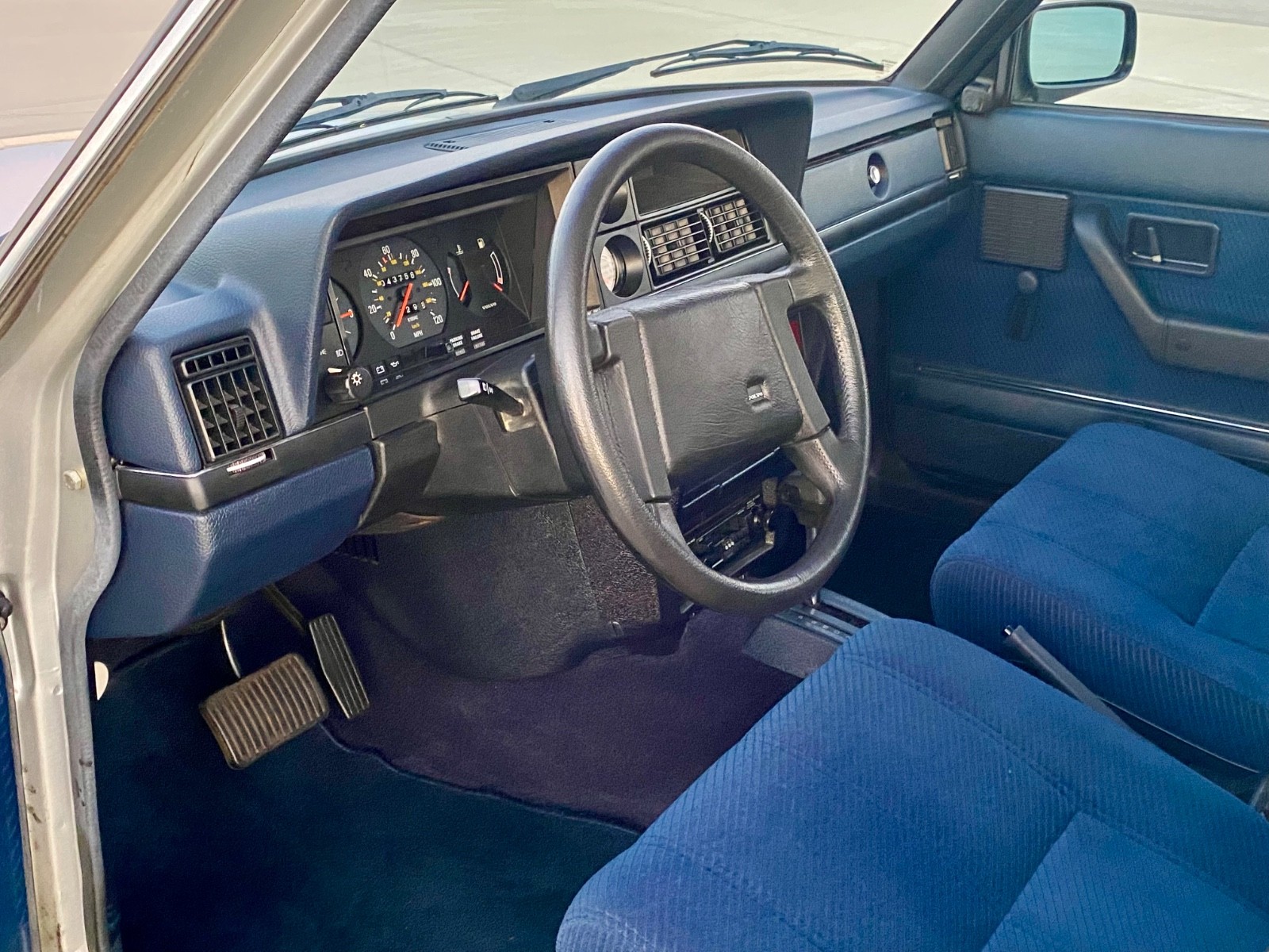 Volvo-240-1986-Sedan-10