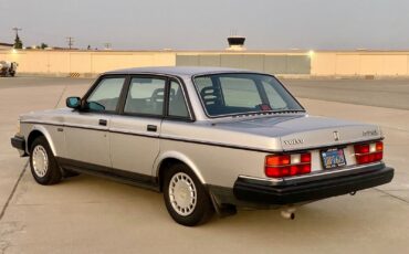 Volvo-240-1986-Sedan-4
