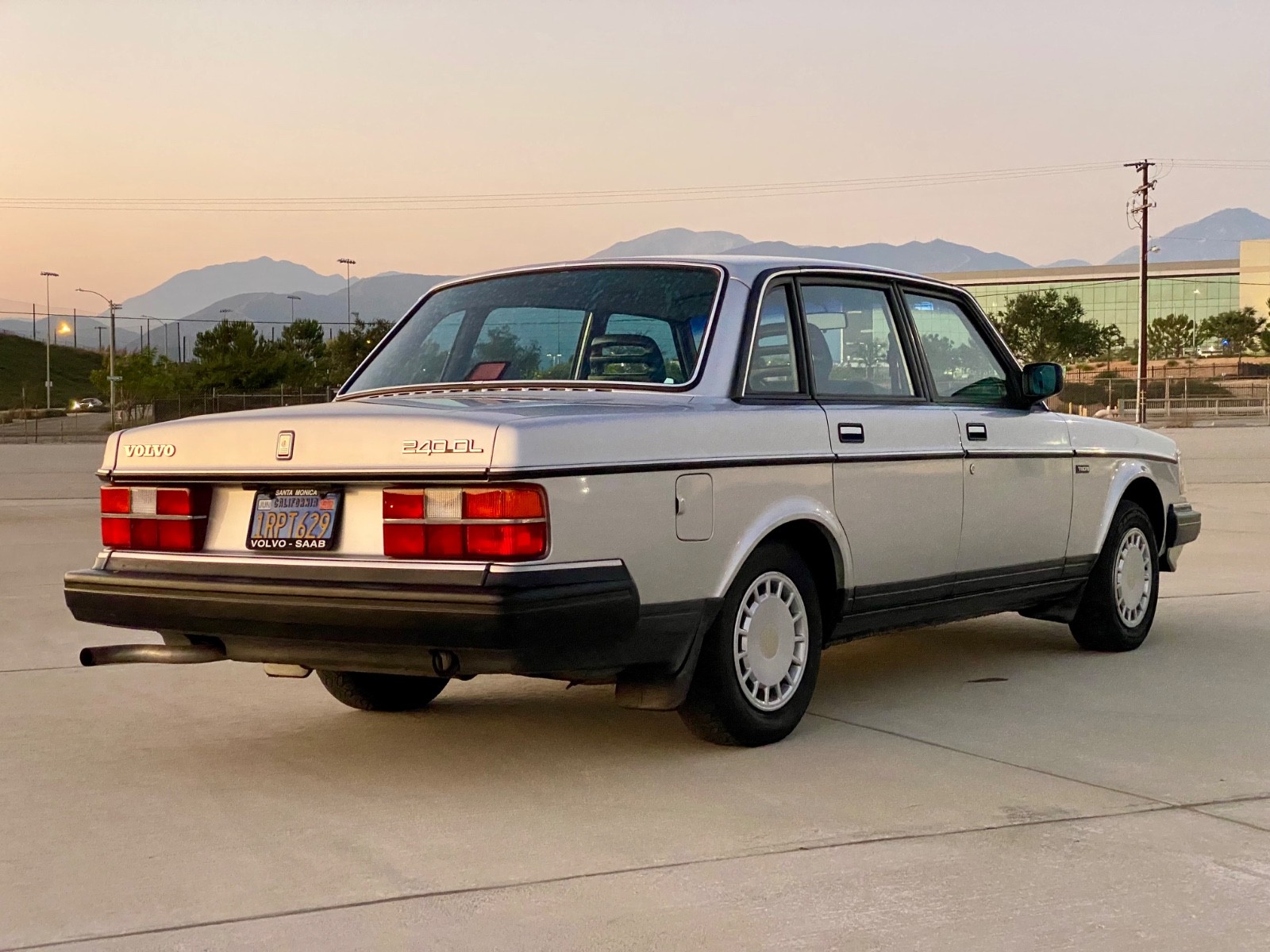 Volvo-240-1986-Sedan-6