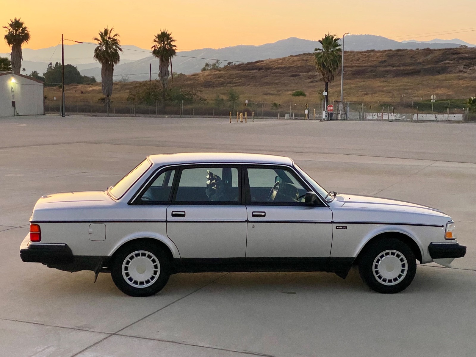 Volvo-240-1986-Sedan-9