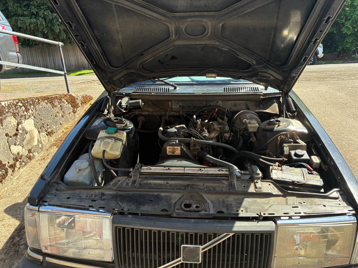 Volvo-240-1989-black-11