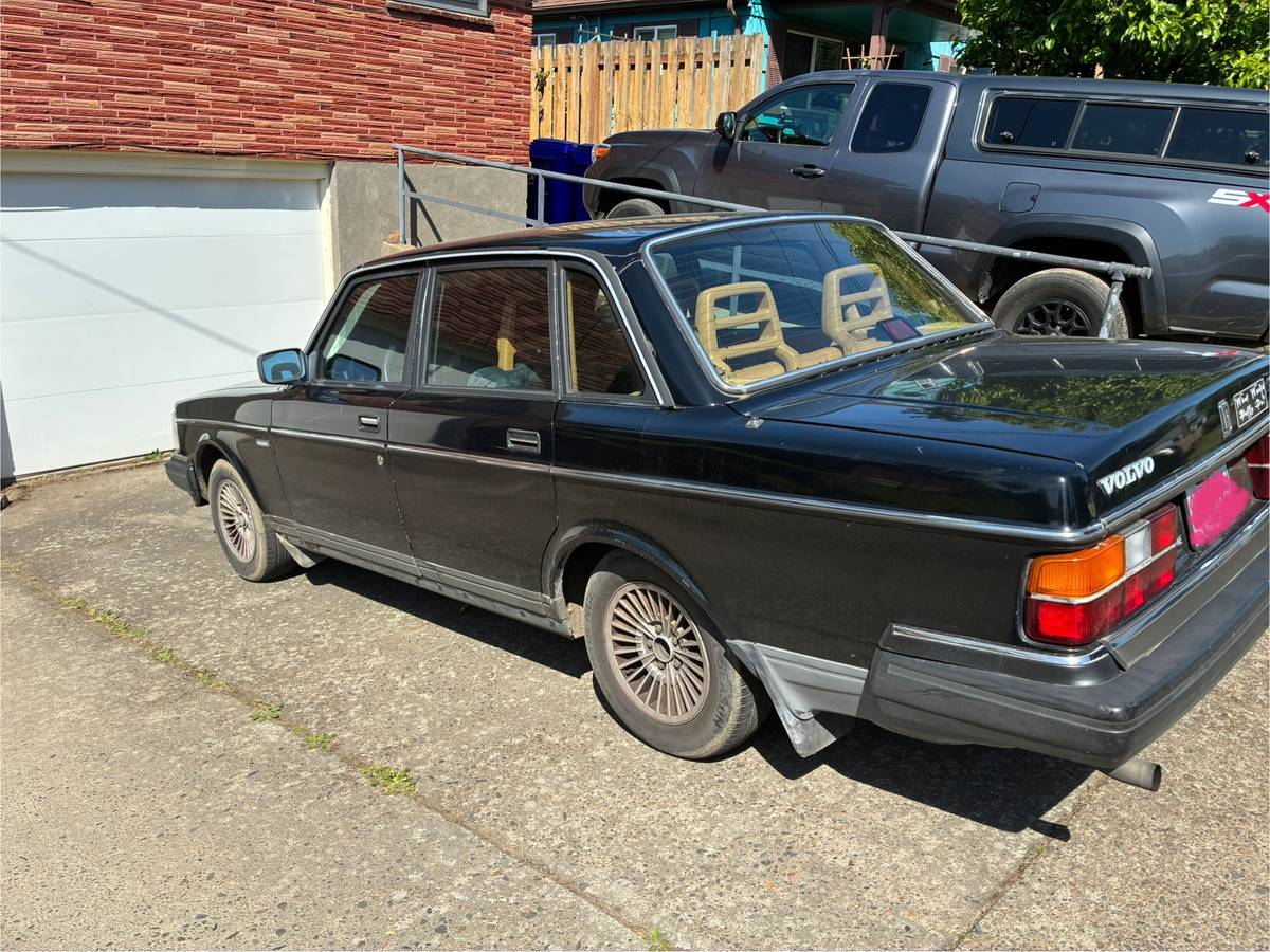 Volvo-240-1989-black-3