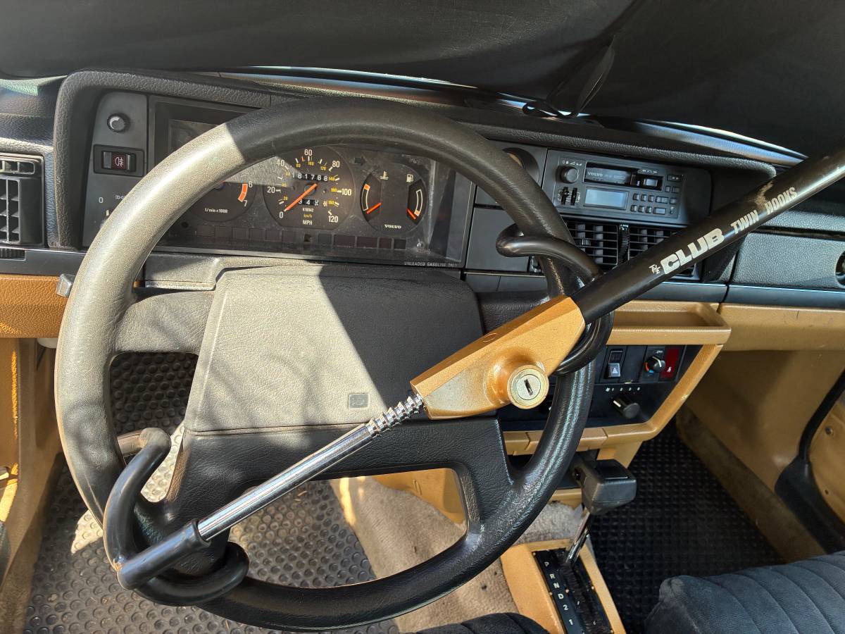 Volvo-240-1989-black-4