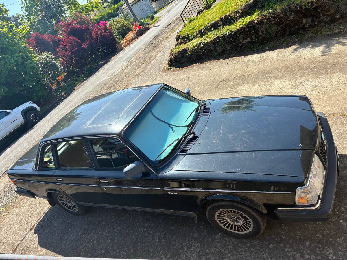 Volvo-240-1989-black