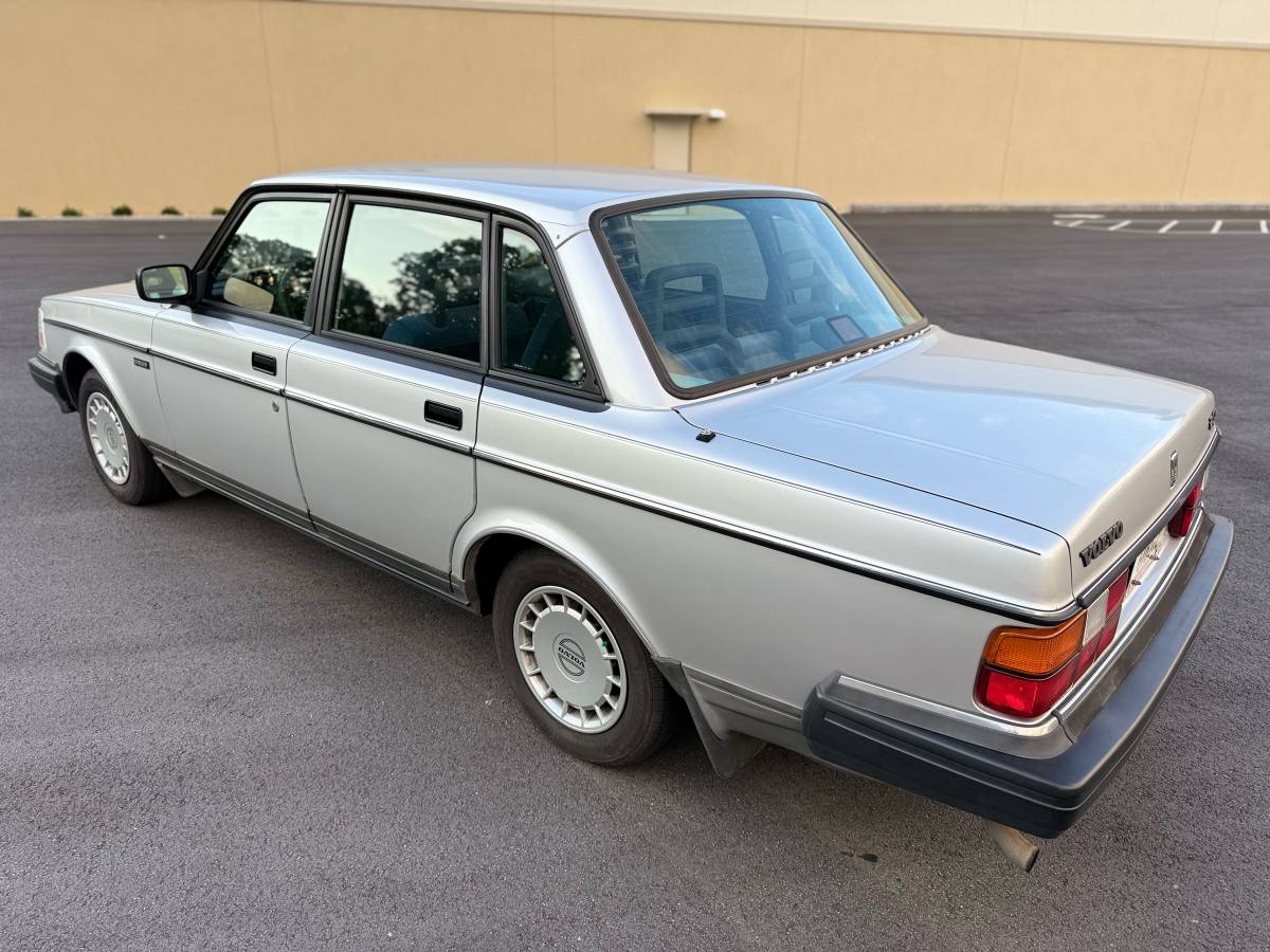 Volvo-240-1993-silver-1