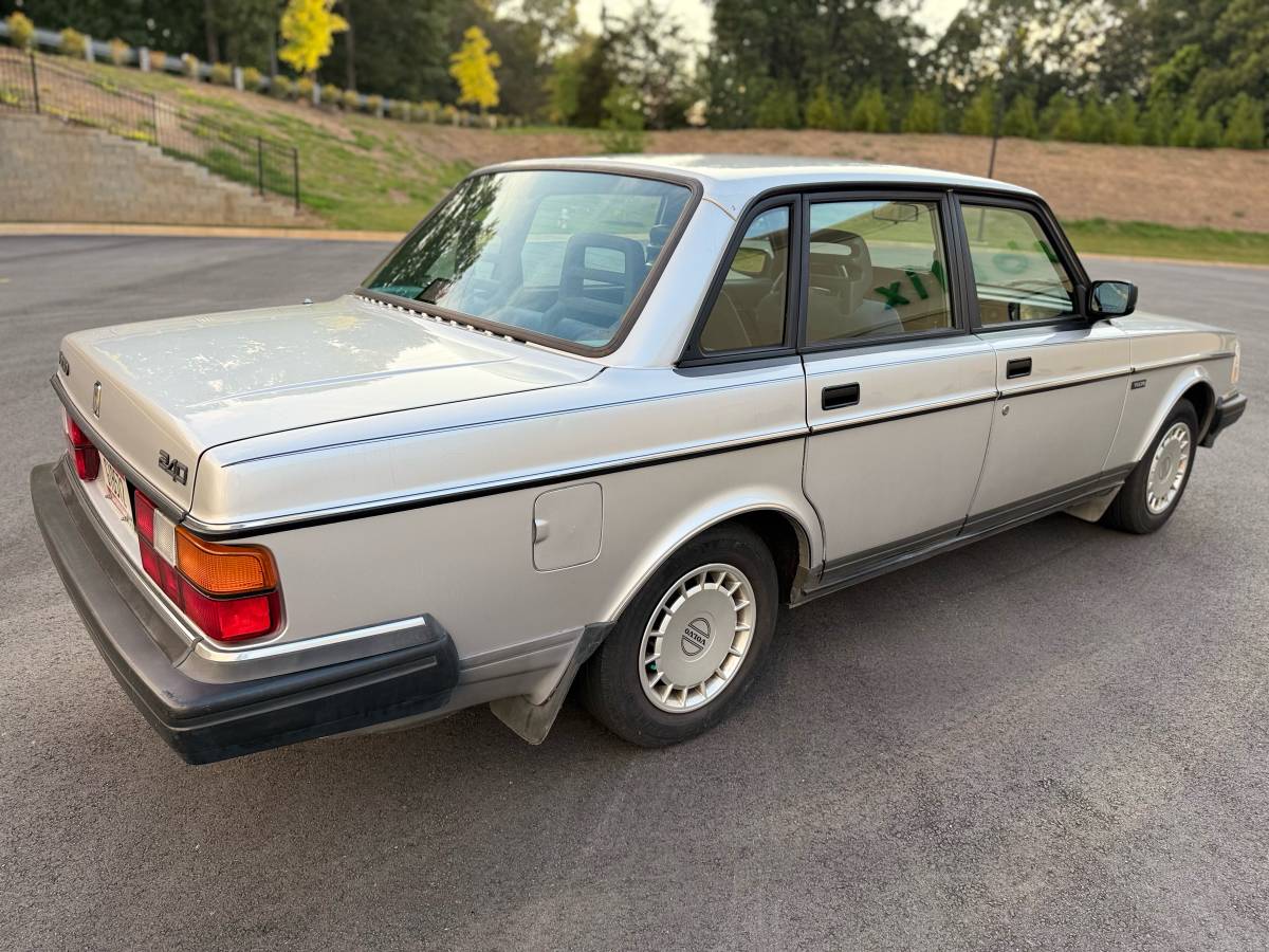 Volvo-240-1993-silver-2