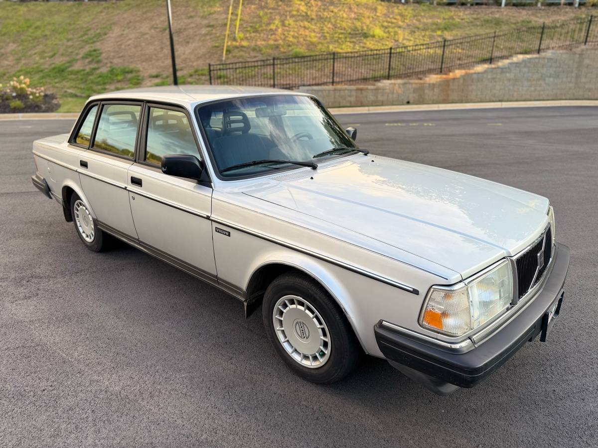 Volvo-240-1993-silver