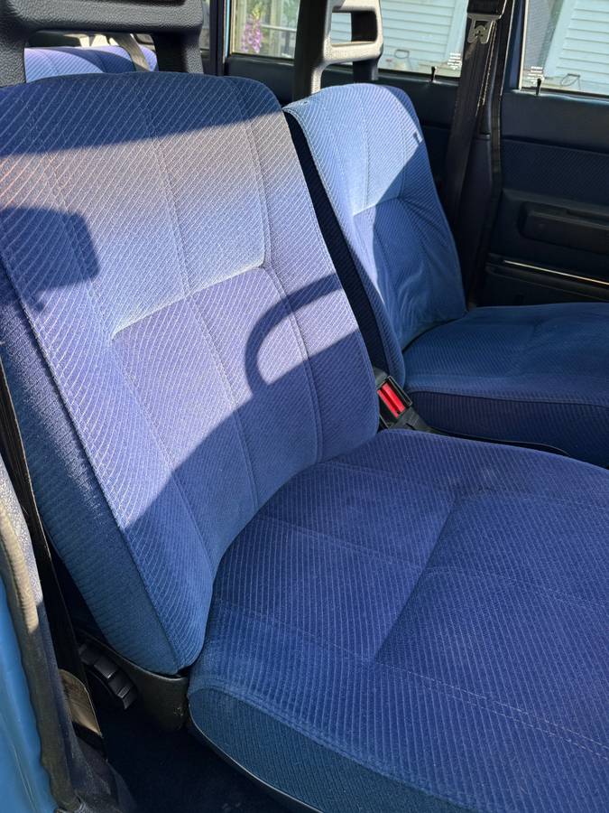Volvo-240-dl-1985-blue-13