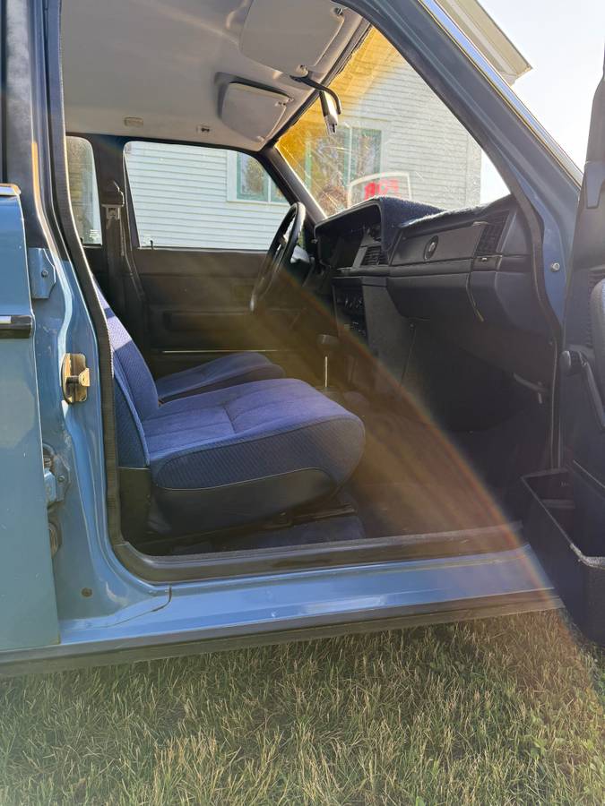 Volvo-240-dl-1985-blue-16