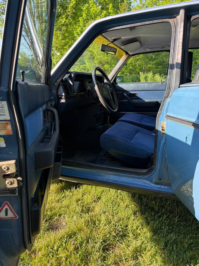 Volvo-240-dl-1985-blue-2