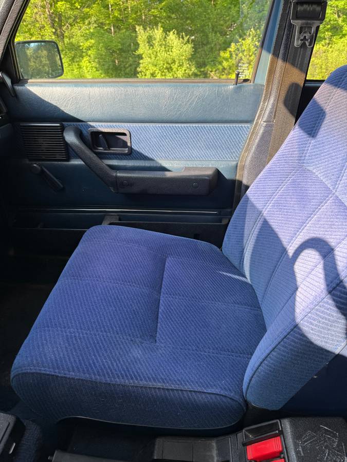 Volvo-240-dl-1985-blue-21