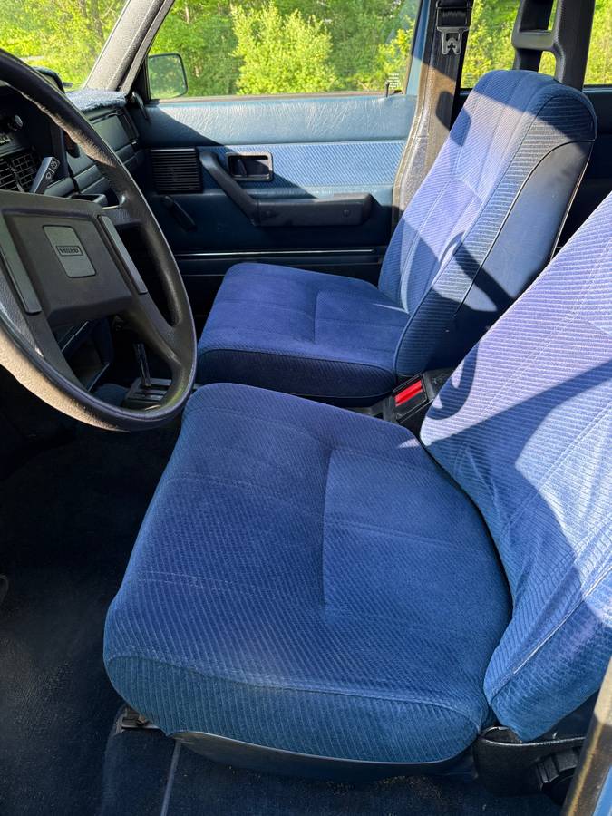 Volvo-240-dl-1985-blue-3