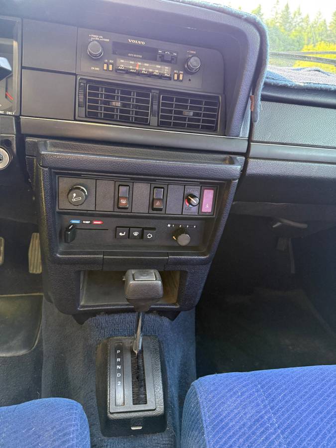 Volvo-240-dl-1985-blue