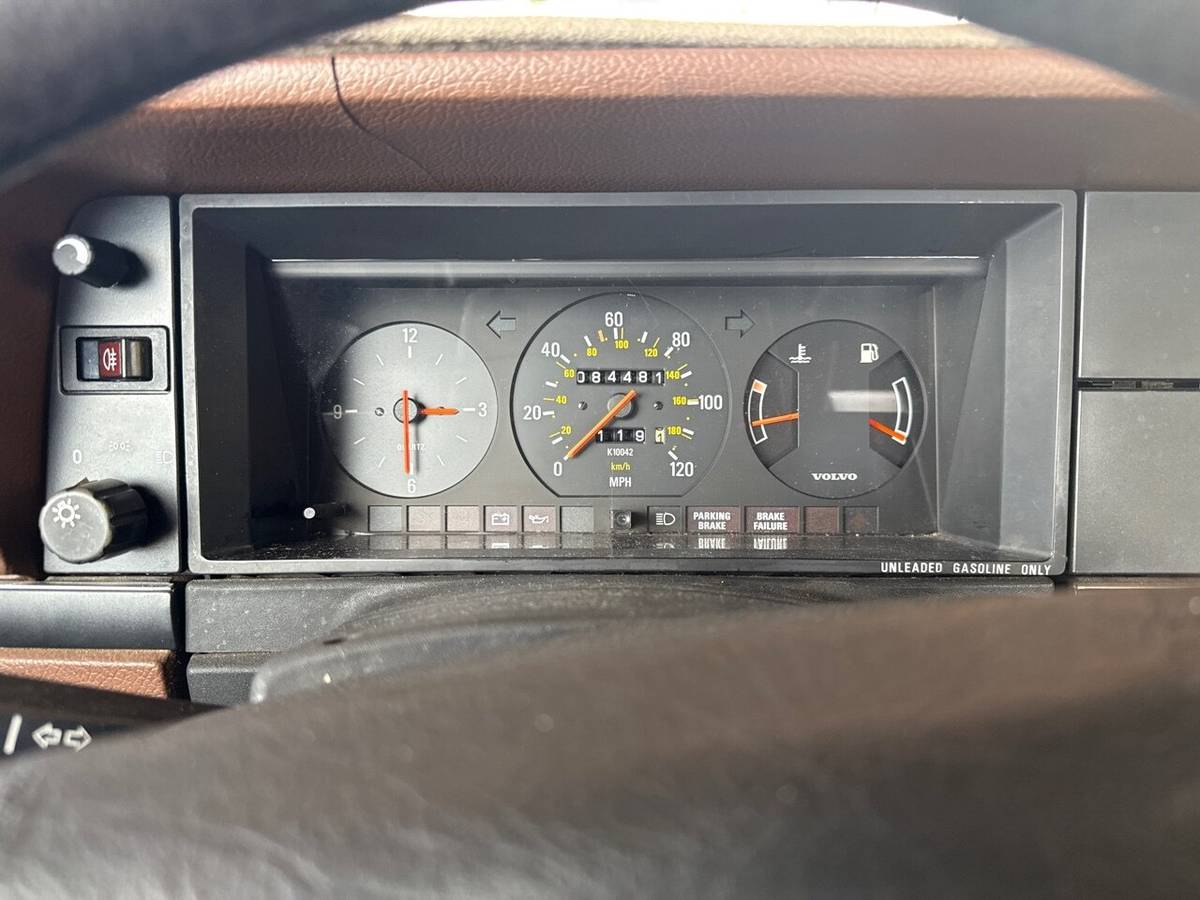 Volvo-240-dl-1986-custom-13