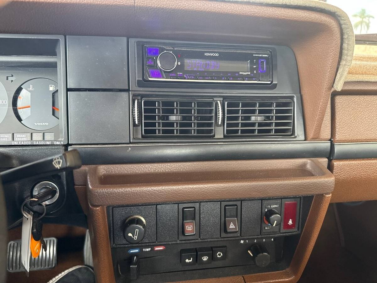 Volvo-240-dl-1986-custom-14