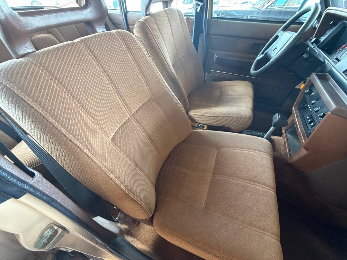 Volvo-240-dl-1986-custom-16