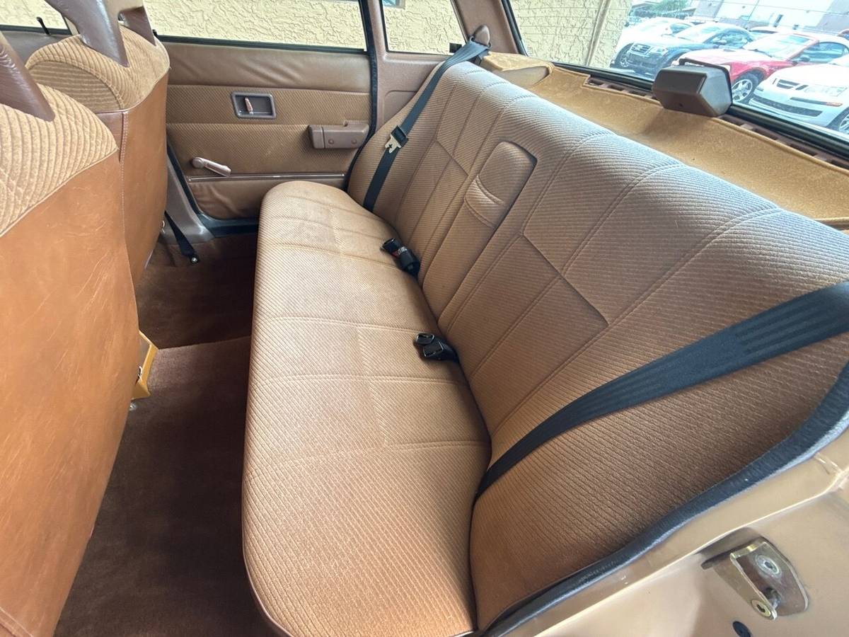 Volvo-240-dl-1986-custom-17