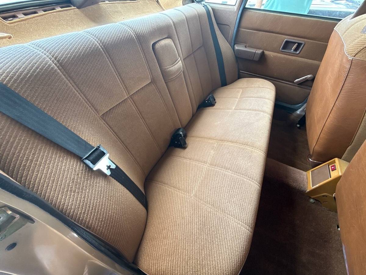 Volvo-240-dl-1986-custom-18
