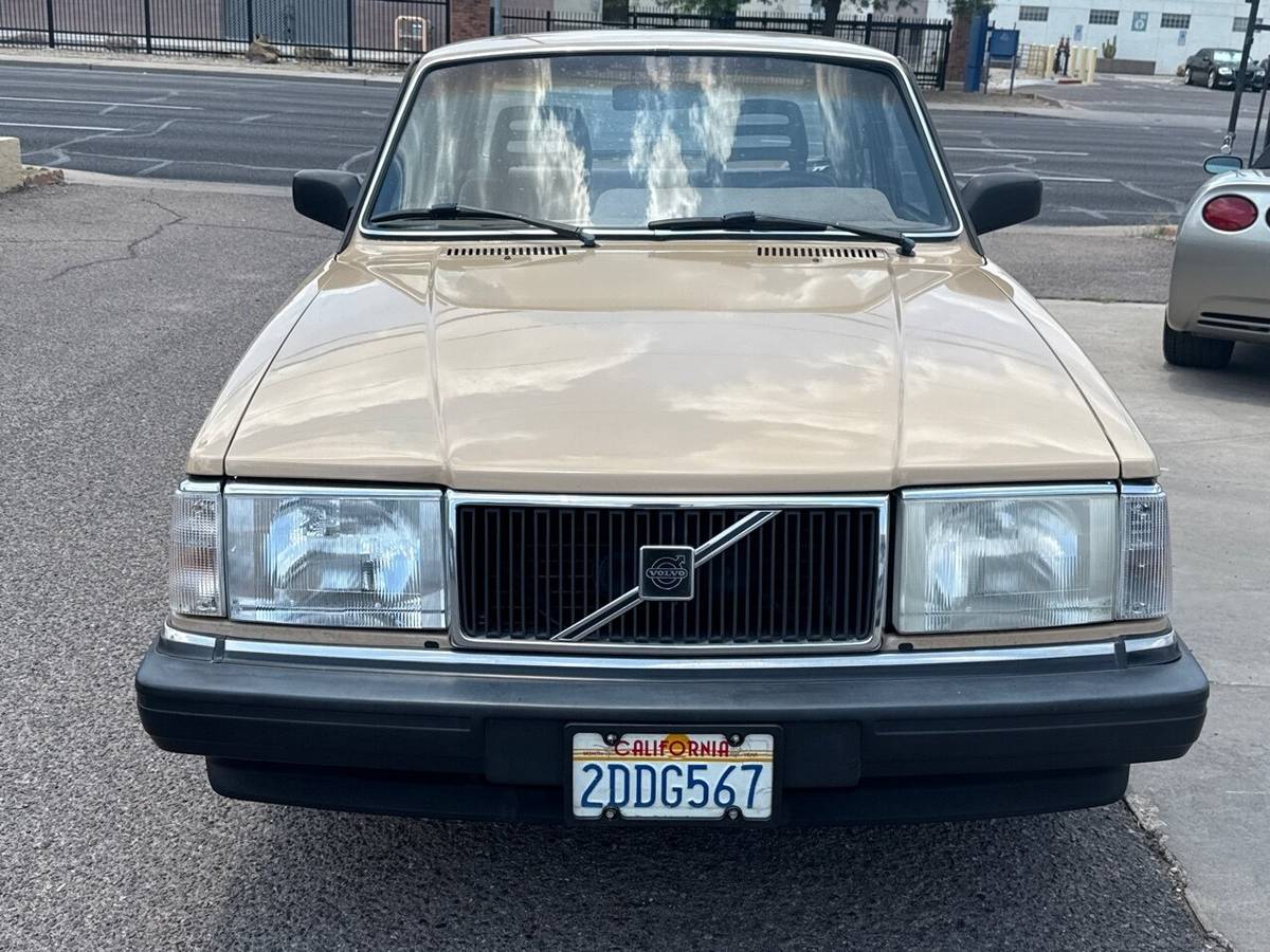 Volvo-240-dl-1986-custom-2