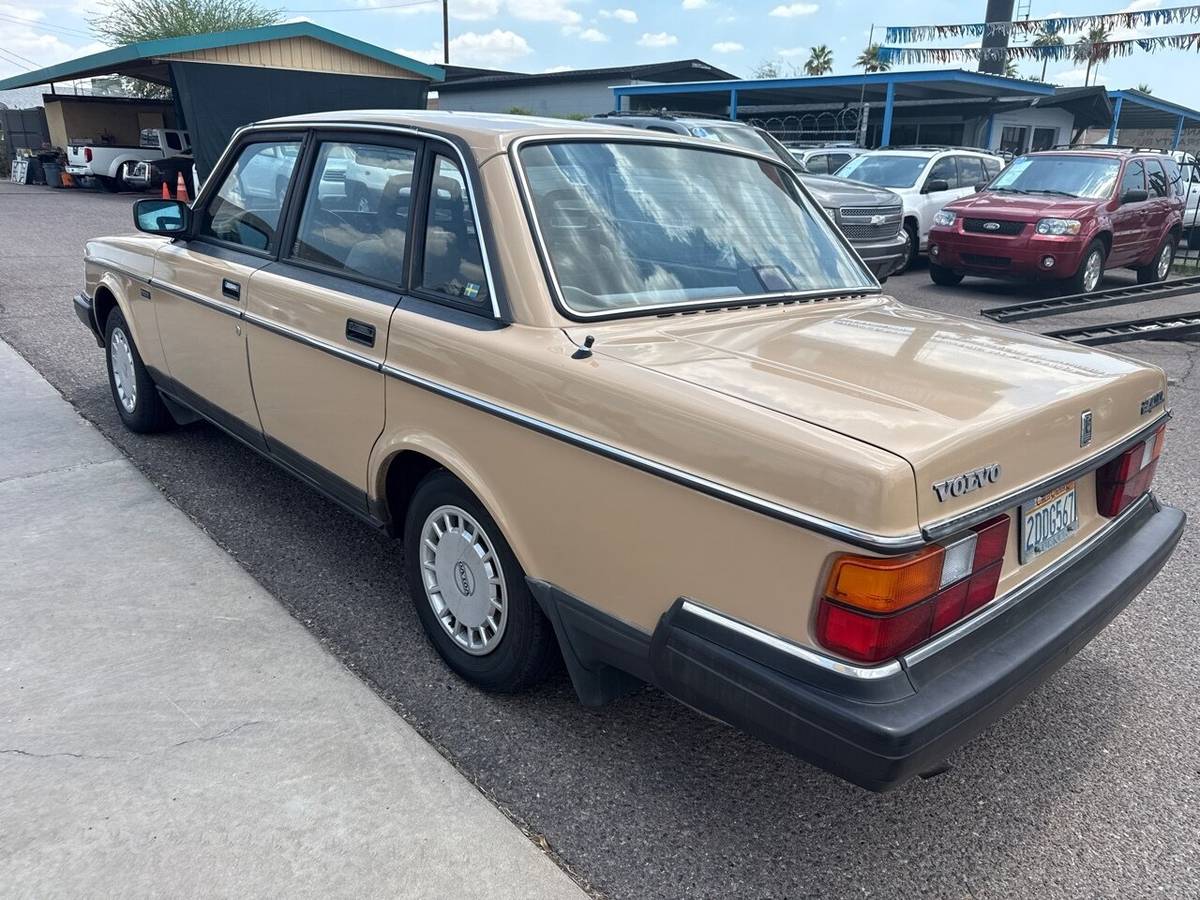 Volvo-240-dl-1986-custom-5