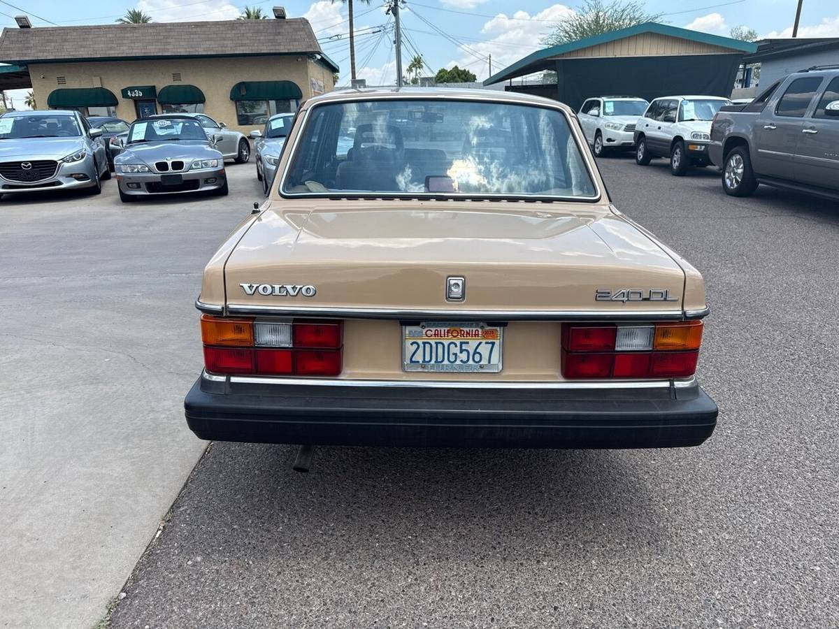 Volvo-240-dl-1986-custom-6