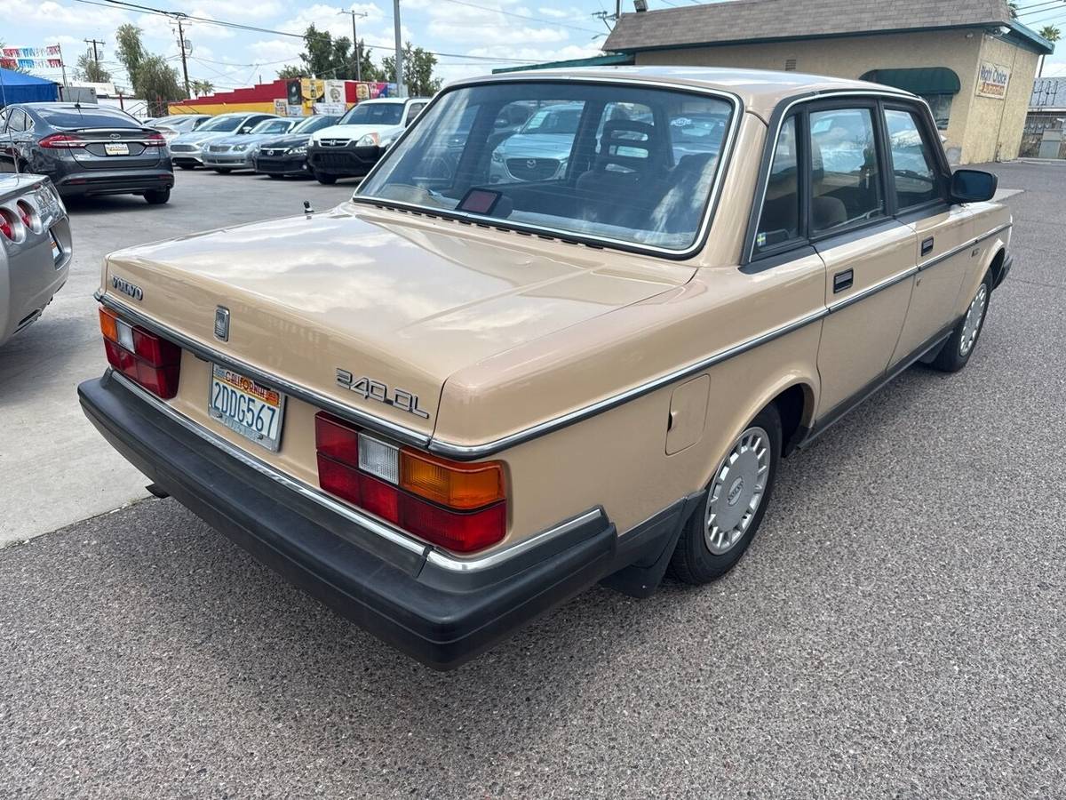 Volvo-240-dl-1986-custom-7