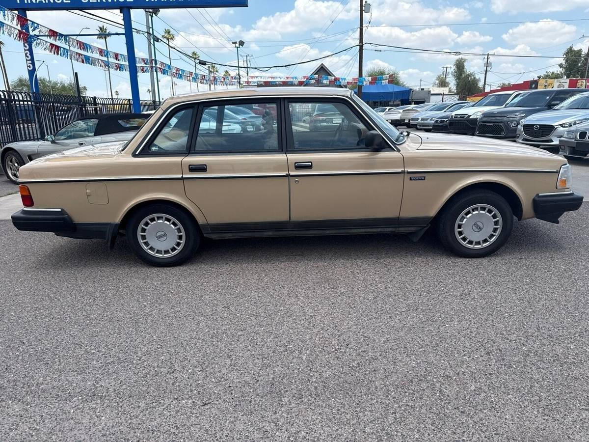 Volvo-240-dl-1986-custom-8