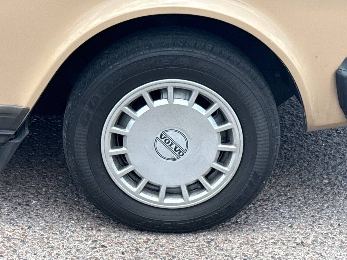 Volvo-240-dl-1986-custom-9