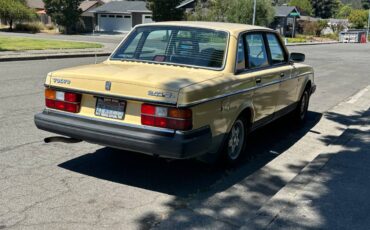 Volvo-240-dl-1987-yellow-1