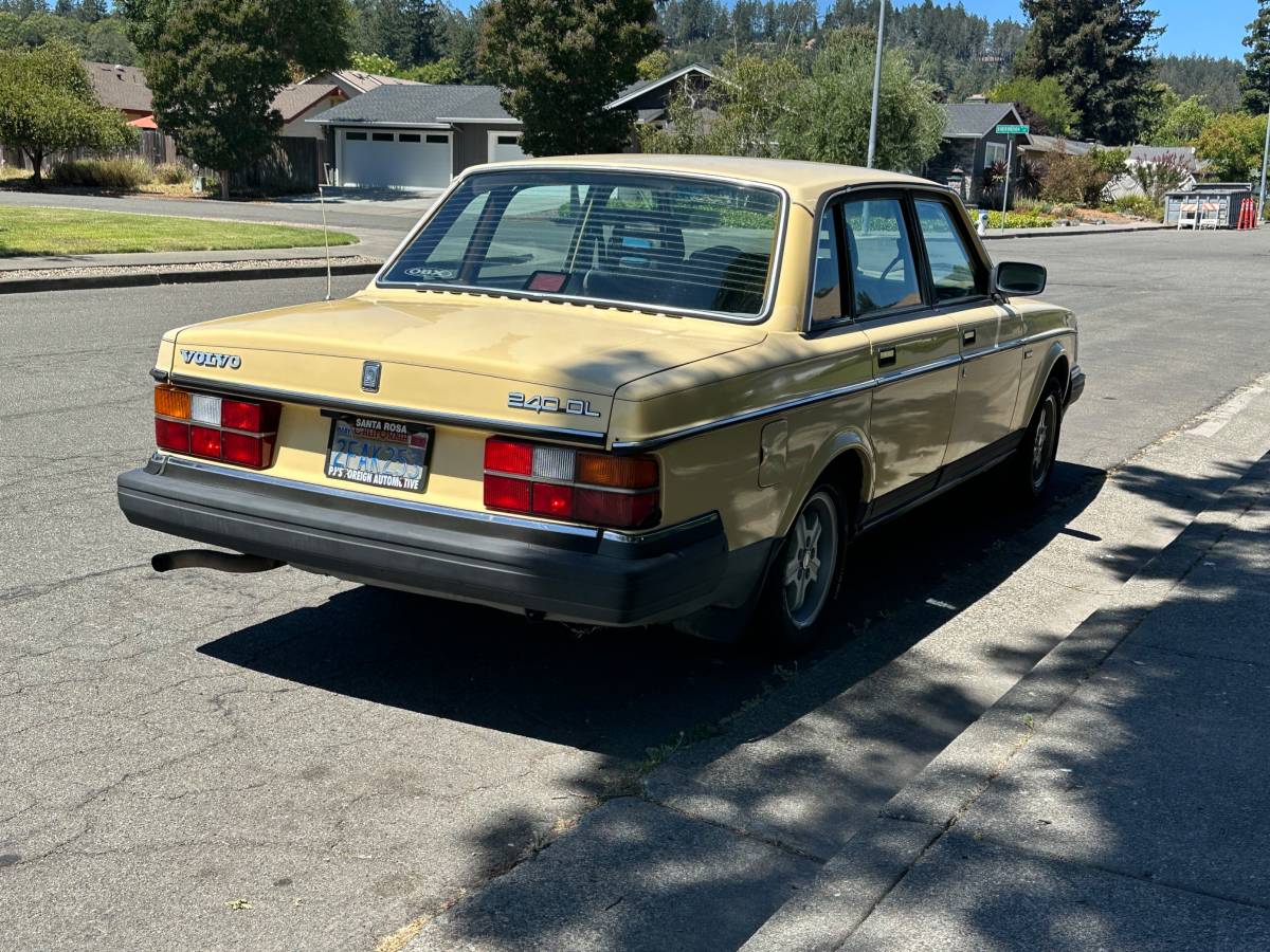 Volvo-240-dl-1987-yellow-1