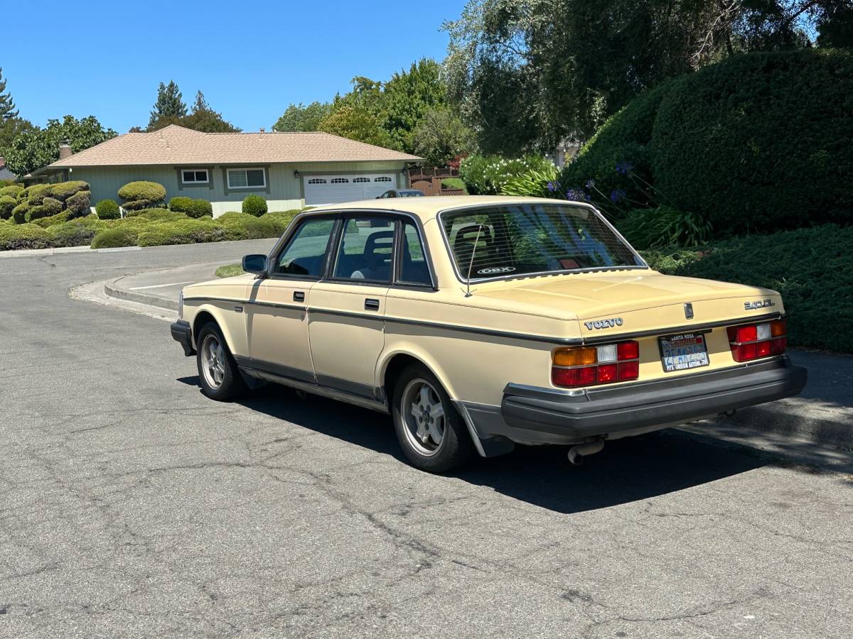 Volvo-240-dl-1987-yellow-2