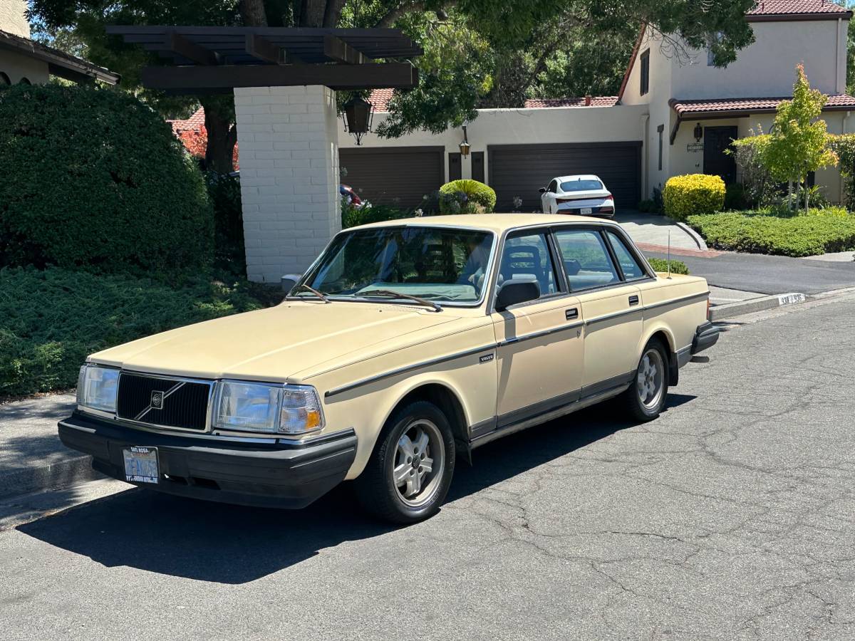Volvo-240-dl-1987-yellow-3