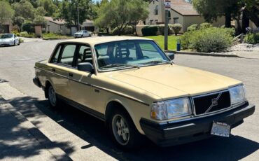 Volvo-240-dl-1987-yellow