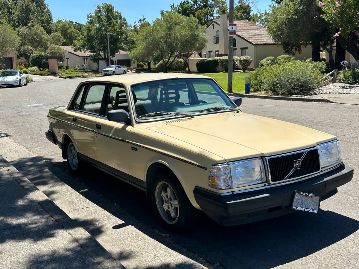 Volvo-240-dl-1987-yellow