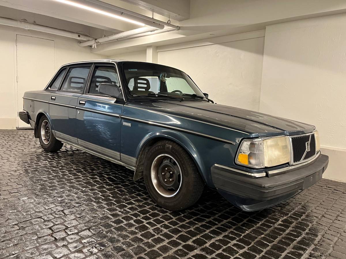 Volvo-240-dl-1990-blue