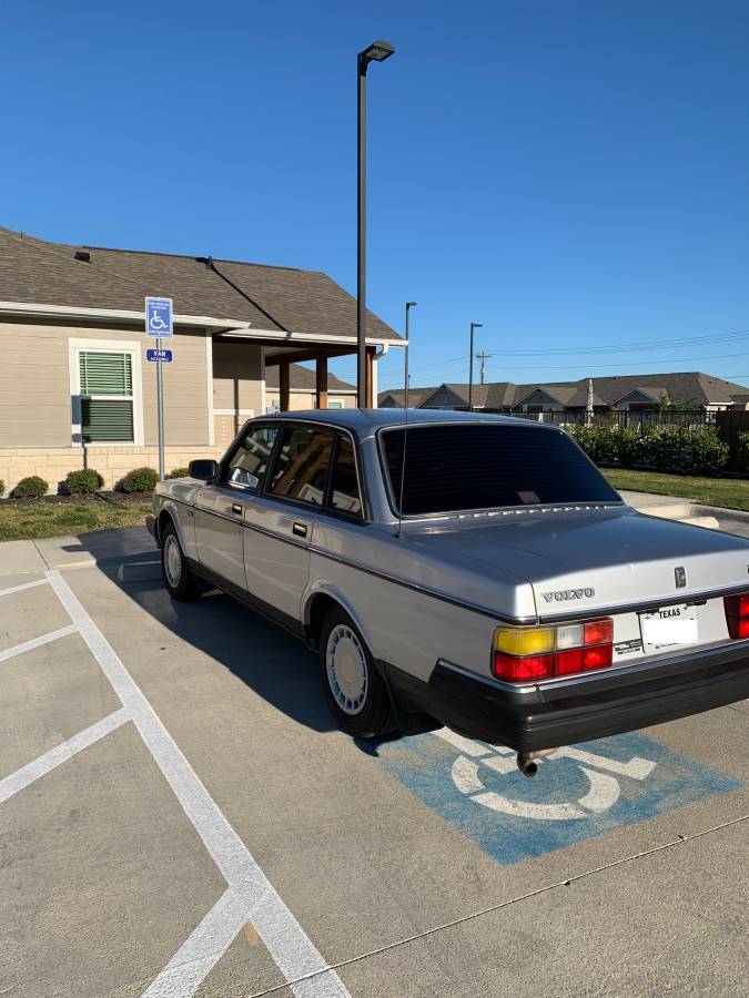 Volvo-240-dl-1990-silver-1