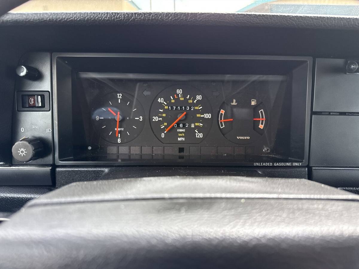 Volvo-240-dl-sedan-1991-silver-10