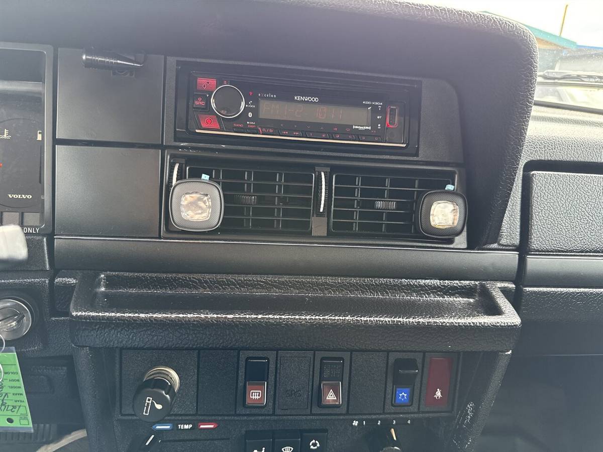 Volvo-240-dl-sedan-1991-silver-11