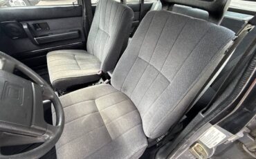 Volvo-240-dl-sedan-1991-silver-12