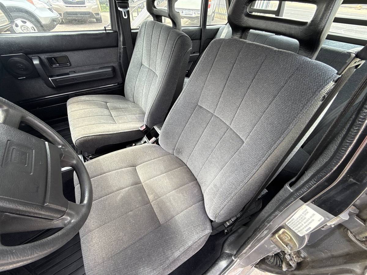 Volvo-240-dl-sedan-1991-silver-12