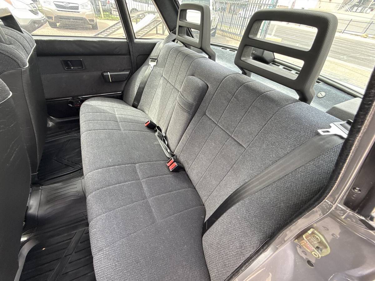 Volvo-240-dl-sedan-1991-silver-14